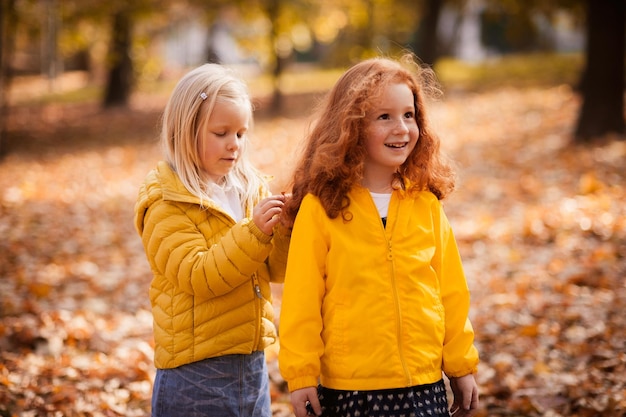 Roodharig meisje in herfstbladeren