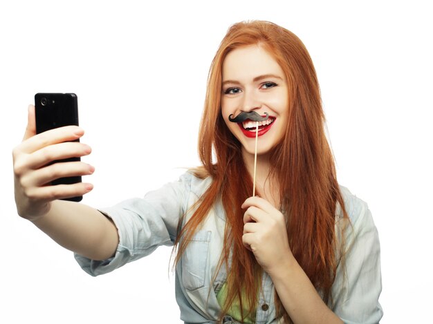 Roodharig meisje klaar voor feest, neem selfie