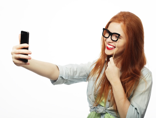 Roodharig meisje klaar voor feest, neem selfie