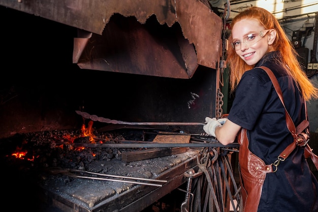 Roodharige gember vrouw smid portret in workshop