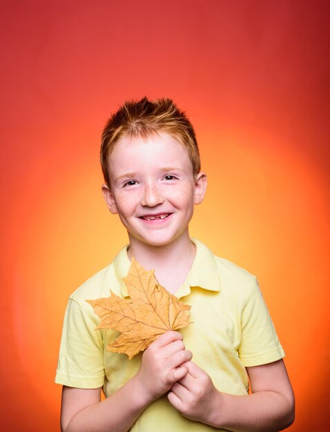 Roodharige jongen herfstconcept kopieerruimte voor reclame herfstgebladerte gelukkige jeugd herfsttrend...