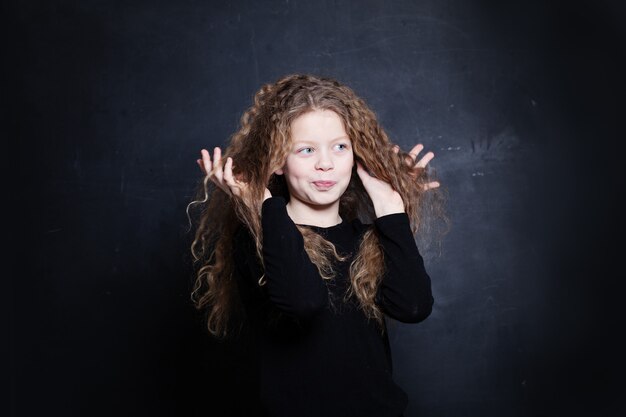 Roodharige kind meisje. Schattig kind met lang rood haar