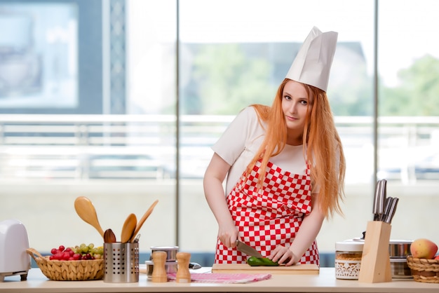 Roodharige kok die in de keuken werkt