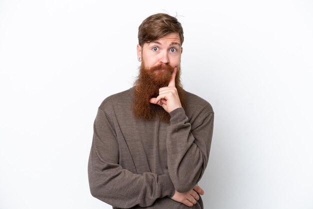 Roodharige man met baard geïsoleerd op een witte achtergrond en denken