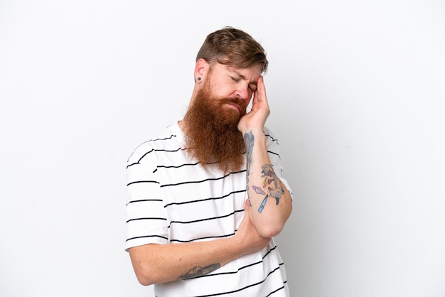 Roodharige man met baard geïsoleerd op een witte achtergrond met hoofdpijn