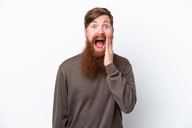 Roodharige man met baard geïsoleerd op een witte achtergrond met verbazing en geschokte gezichtsuitdrukking