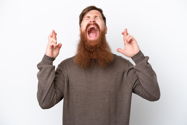 Roodharige man met baard geïsoleerd op een witte achtergrond met vingers over elkaar