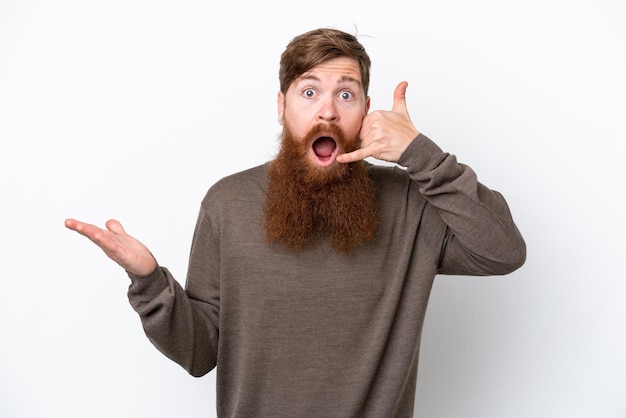 Roodharige man met baard geïsoleerd op een witte achtergrond telefoongebaar maken en twijfelen