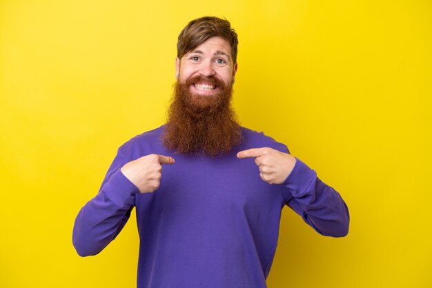 Roodharige man met baard geïsoleerd op gele achtergrond met verrassende gezichtsuitdrukking