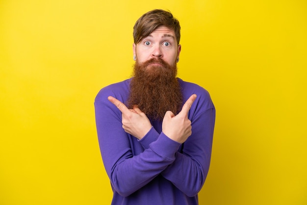 Roodharige man met baard geïsoleerd op gele achtergrond wijzend naar de zijtakken die twijfels hebben