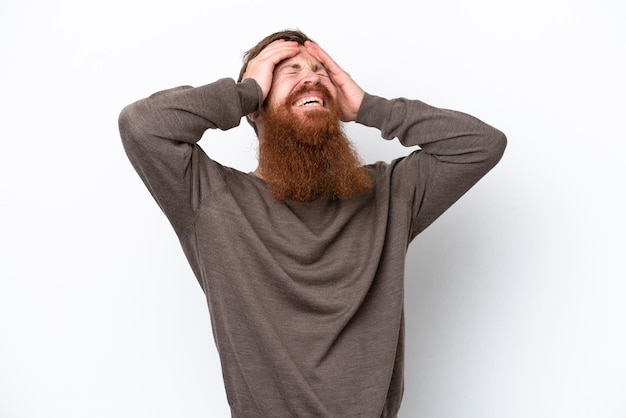 Roodharige man met baard geïsoleerd op witte achtergrond lachen