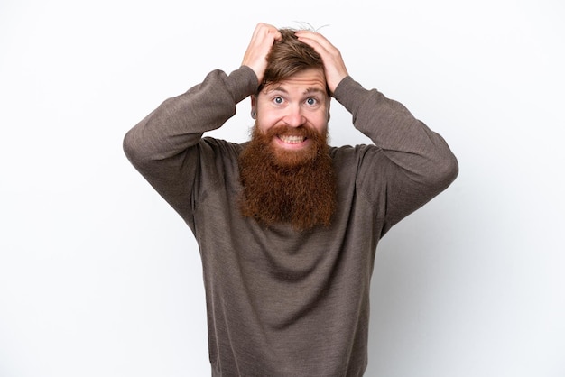 Roodharige man met baard geïsoleerd op witte achtergrond nerveus gebaar doen