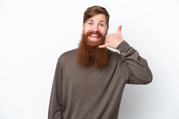 Roodharige man met baard geïsoleerd op witte achtergrond telefoongebaar maken Bel me terug teken