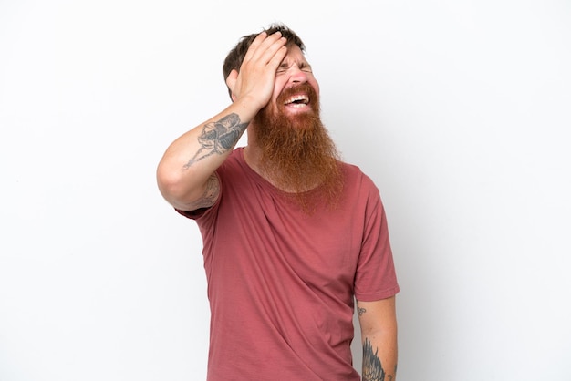 Roodharige man met lange baard geïsoleerd op een witte achtergrond die veel lacht