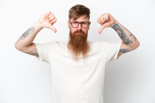 Roodharige man met lange baard geïsoleerd op een witte achtergrond met duim naar beneden met twee handen