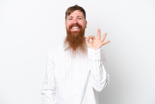 Roodharige man met lange baard geïsoleerd op een witte achtergrond met ok teken met vingers
