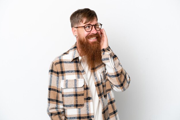 Roodharige man met lange baard geïsoleerd op witte achtergrond lachen