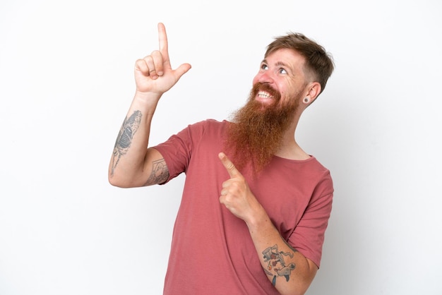 Roodharige man met lange baard geïsoleerd op witte achtergrond wijzend met de wijsvinger een geweldig idee