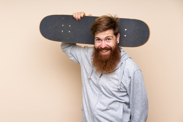 Roodharige man met lange baard met skate