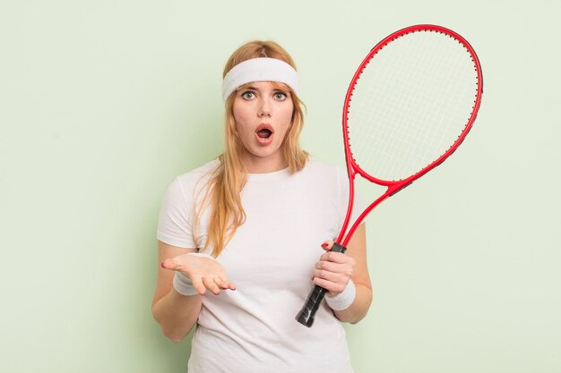 roodharige mooie vrouw voelt zich extreem geschokt en verrast. tennisconcept