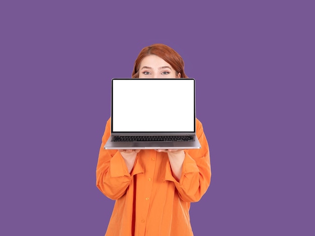 Roodharige vrouw die achter een moderne laptop kijkt. Onherkenbaar meisje. Aanbevolen concept.