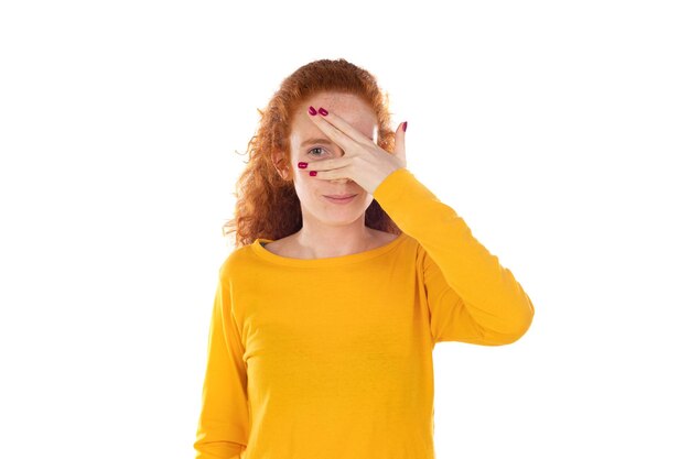 Roodharige vrouw die voor de gek houdt met het maken van glazen handen geïsoleerd op een witte achtergrond