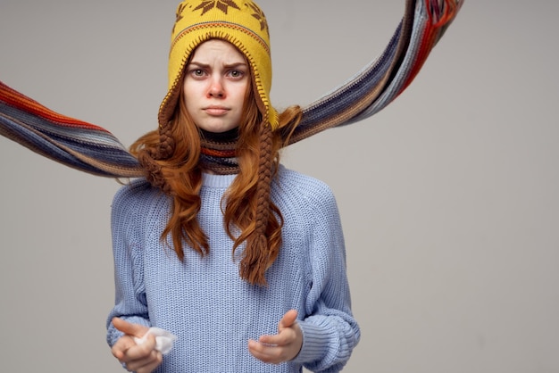 Foto roodharige vrouw halsdoek met een hoed op zijn hoofd lichte achtergrond foto van hoge kwaliteit