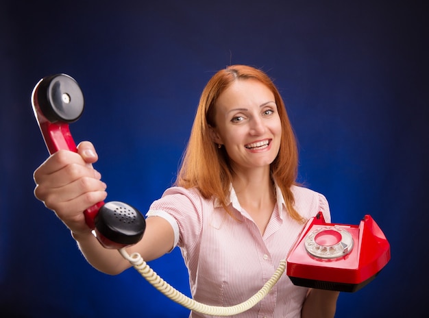 Roodharige vrouw met rode telefoon