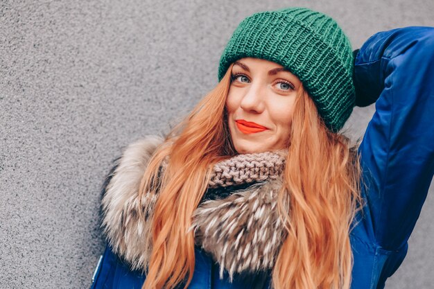 Foto roodharige vrouw winterkleren dragen