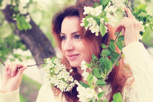 Roodharige vrouwen in appelbloemtak