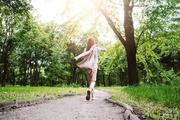 Roodharige zakenvrouw geniet van vakantie in park