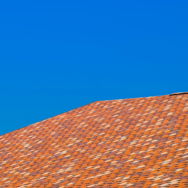 Roof from multicolored bituminous shingles Patterned bitumen shingles