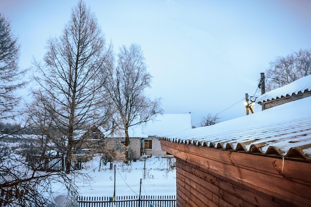 Photo the roof of a house in the village in the snow