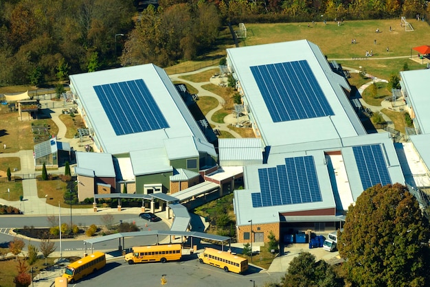 사진 전기 에너지 재생 에너지 개념 생산을 위해 태양광 패널로 덮인 미국 학교 건물의 지붕