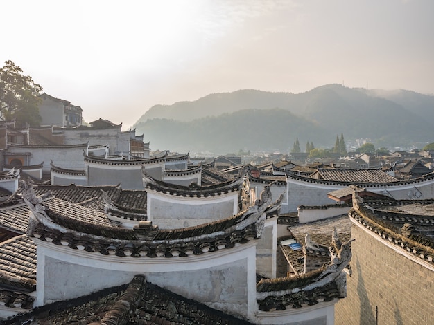 Фото Крыша китайского старинного дома в старом городе фэнхуан. древний город феникс или уезд фэнхуан - уезд провинции хунань, китай