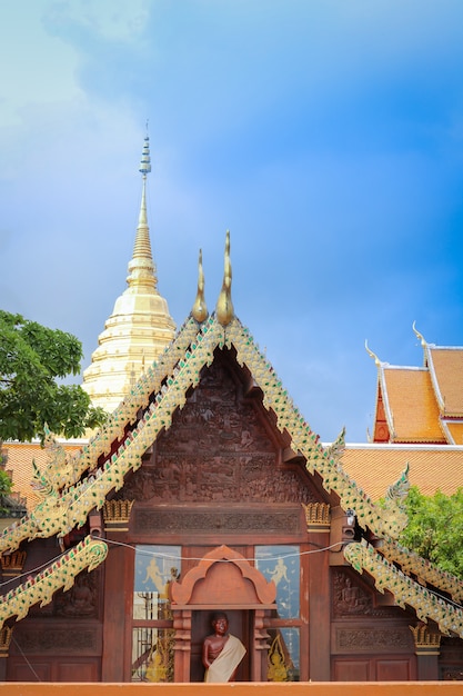 Фото Крыша павильона в храме с голубым небом chiangmai таиланд.