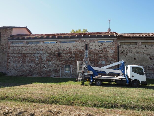 Roof repairment with hydraulic crane