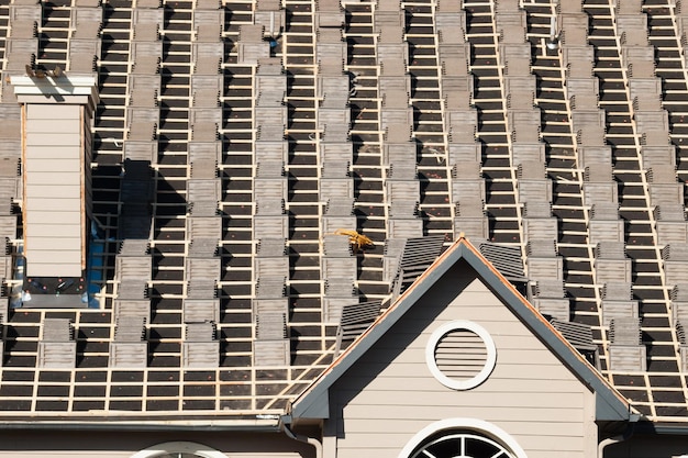 사진 콜로라도에 있는 아파트 건물의 지붕 수리.