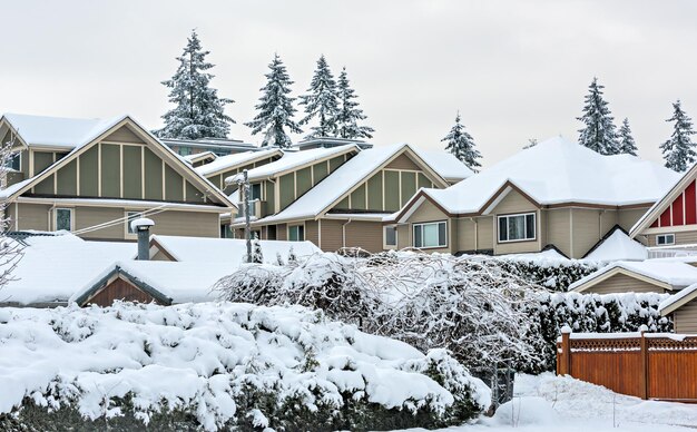 Photo roof of residential townhouses on winter season