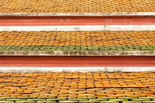 タイの寺院の屋根の上のレンガ