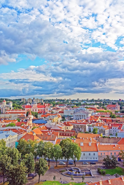 Vista dall'alto del tetto della città vecchia di vilnius con i campanili della chiesa e il municipio, lituania