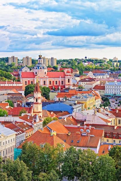 리투아니아(Lithuania)의 교회 탑이 있는 빌뉴스(Vilnius) 구시가지의 옥상 전망