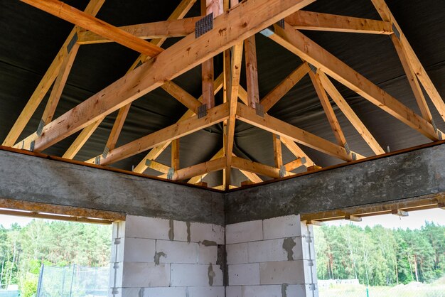 Photo roof trusses covered with a membrane on a detached house under construction visible roof elements