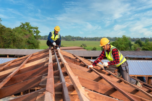 Roofer, 건설 현장, 팀워크 건설 개념에 지붕 구조에서 작업하는 두 작업자 roofer 작성기.