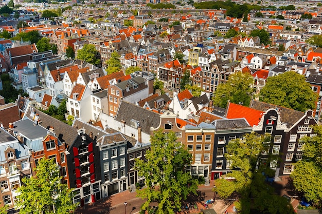 アムステルダムの屋根とファサード。オランダ、オランダ、ウェスターケルク教会の鐘楼からの街の眺め。