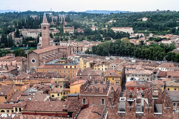 写真 ランベルティ塔の高さから見えるイタリア ヴェローナの屋根 トッレ デイ ランベルティ