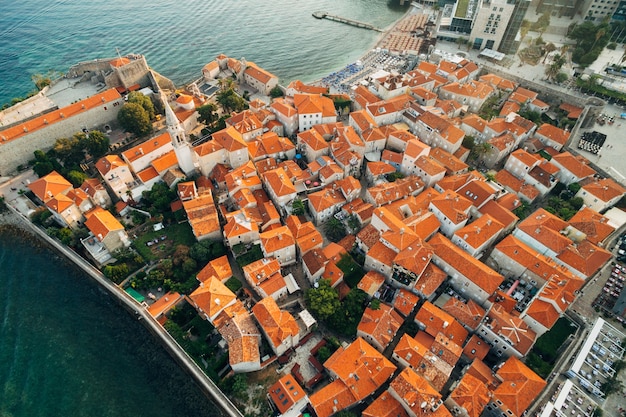 I tetti del centro storico di budva una foto aerea da un drone