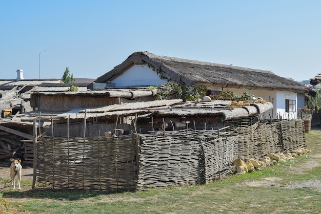 집 의 나무 지붕 과 차고 에 있는 코사크 민족 의 집 근처 에 있는 <unk>나무 울타리