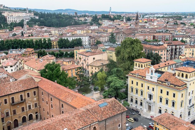 Крыши Вероны Италия как кажутся с высоты башни Ламберти Torre dei Lamberti