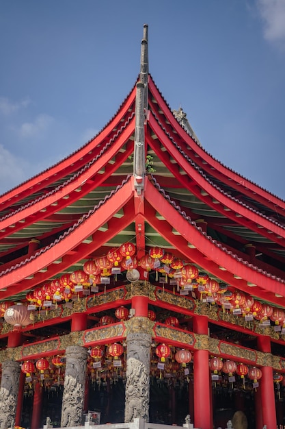 Rooftile van traditionele chinese tempels wanneer dagtijd van chinees nieuw jaar.